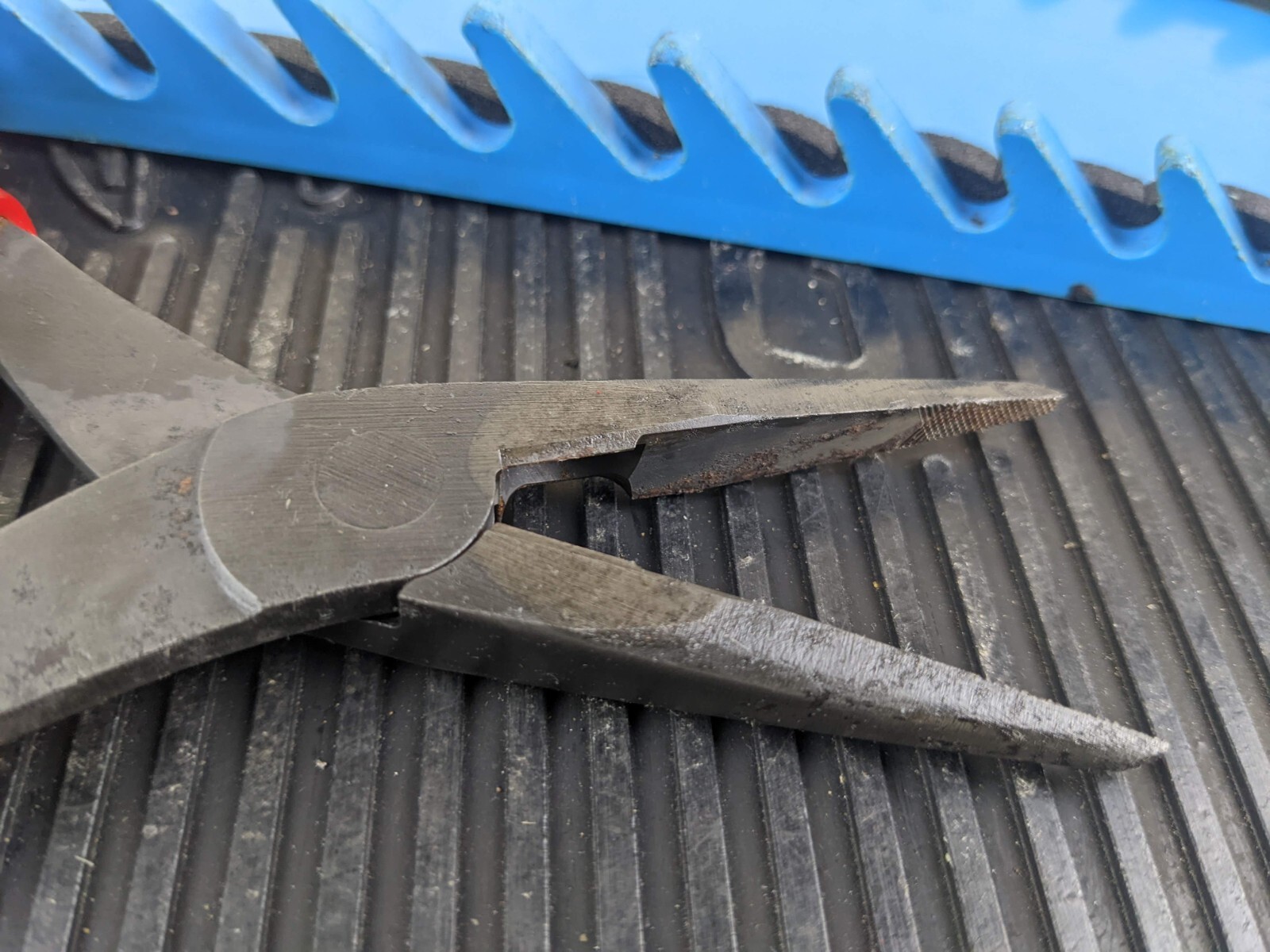 #am833 Snap-On 8″ Talon Grip Needle Nose Pliers Red 196CF