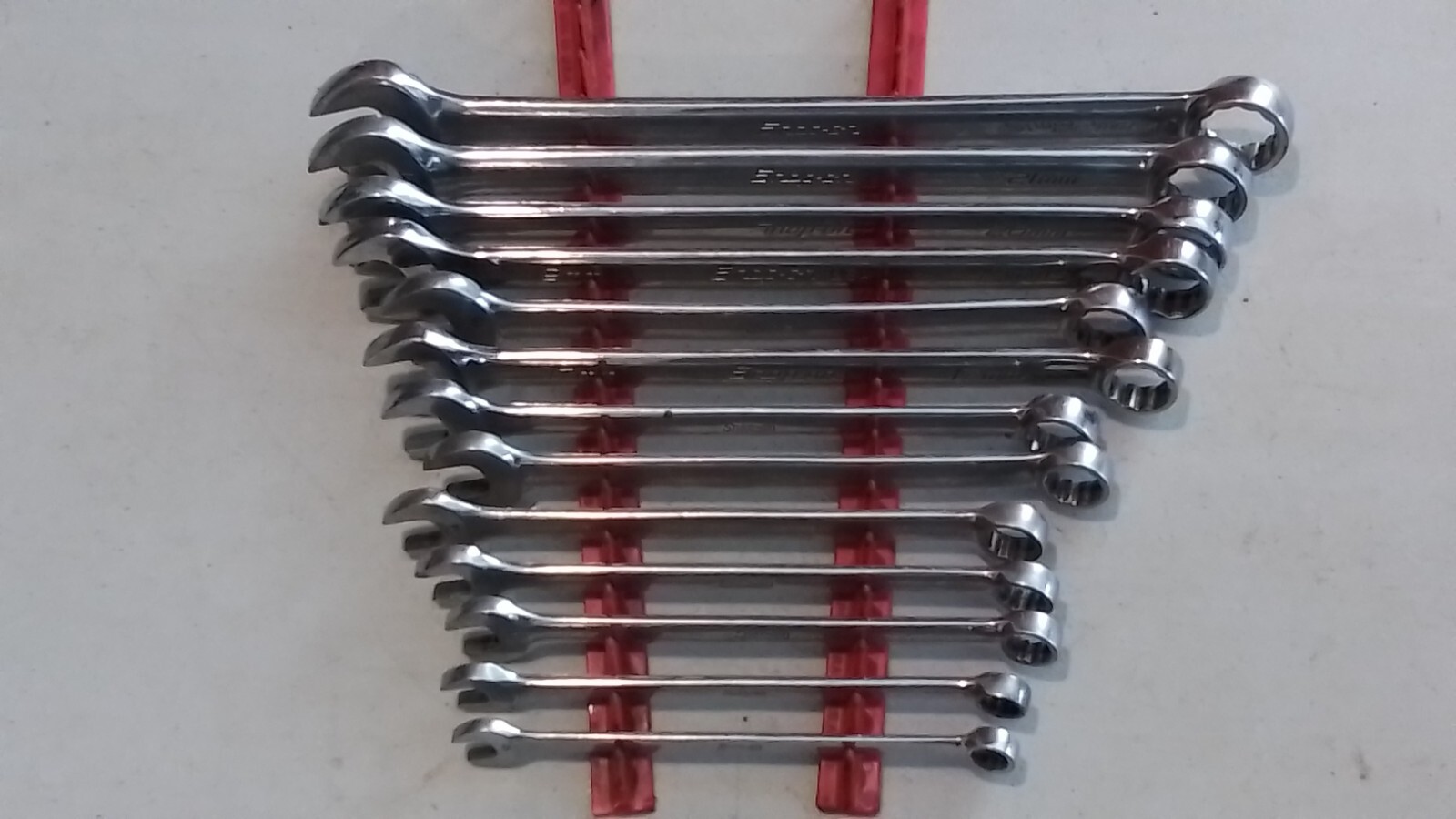 SNAP ON 13 PIECE METRIC OEXM 12 PT. COMBINATION WRENCH SET FROM 10-22MM. W/RACK