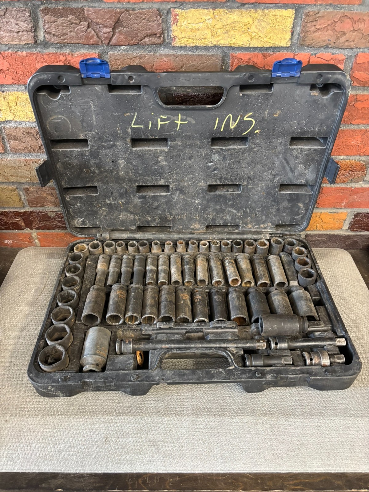 QUINN 61 Piece 1/2″ Drive SAE & Metric Master Impact Socket Set w. Case