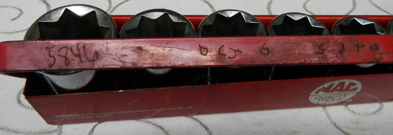 MAC TOOLS 1/2″ DR 8PC SAE 8PT CHROME SOCKET SET IN METAL TRAY #SV108TR 1/2″-1″