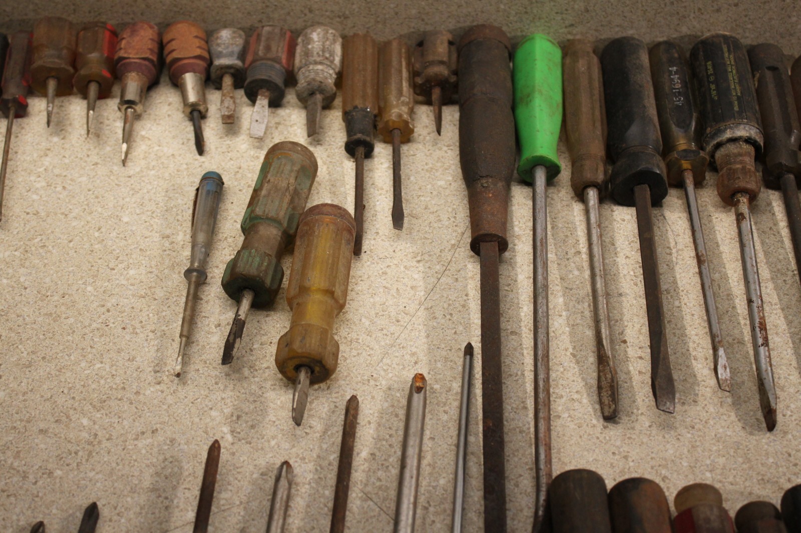 Lot Of Various Size Flat Head & Phillips Head Screwdrivers Vintage Old Tools9357