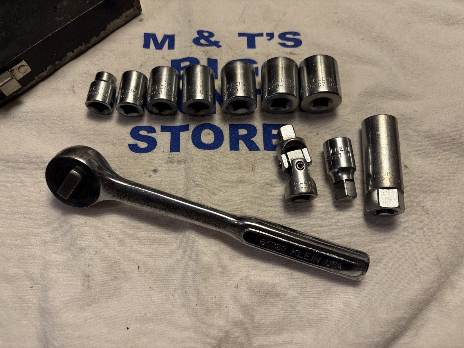 Klein Tools USA 3/8″ Drive 11pc Socket Set w/ Ratchet, Swivel, Metal Box