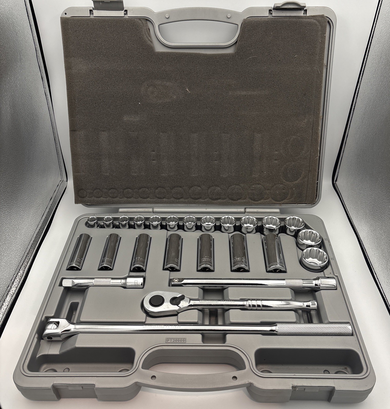 JOHN DEERE 25 PIECE 1/2-IN. DRIVE SAE SOCKET SET PT20989 Blow Molded Case