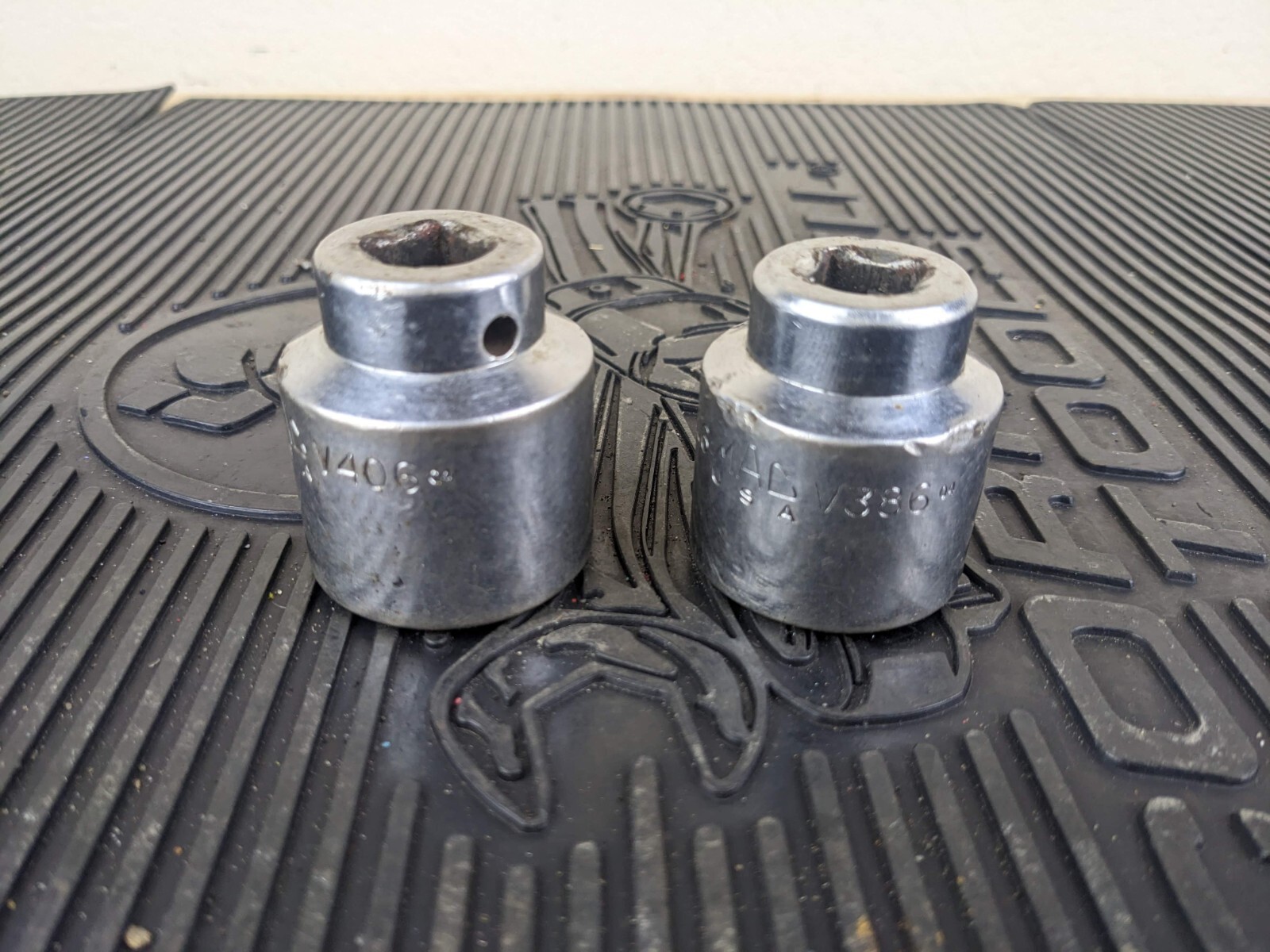 #ay557 Mac Tools V406 V386 1/2″ Drive 1-1/4″ and 1-3/16″ Chrome 6 Point Sockets