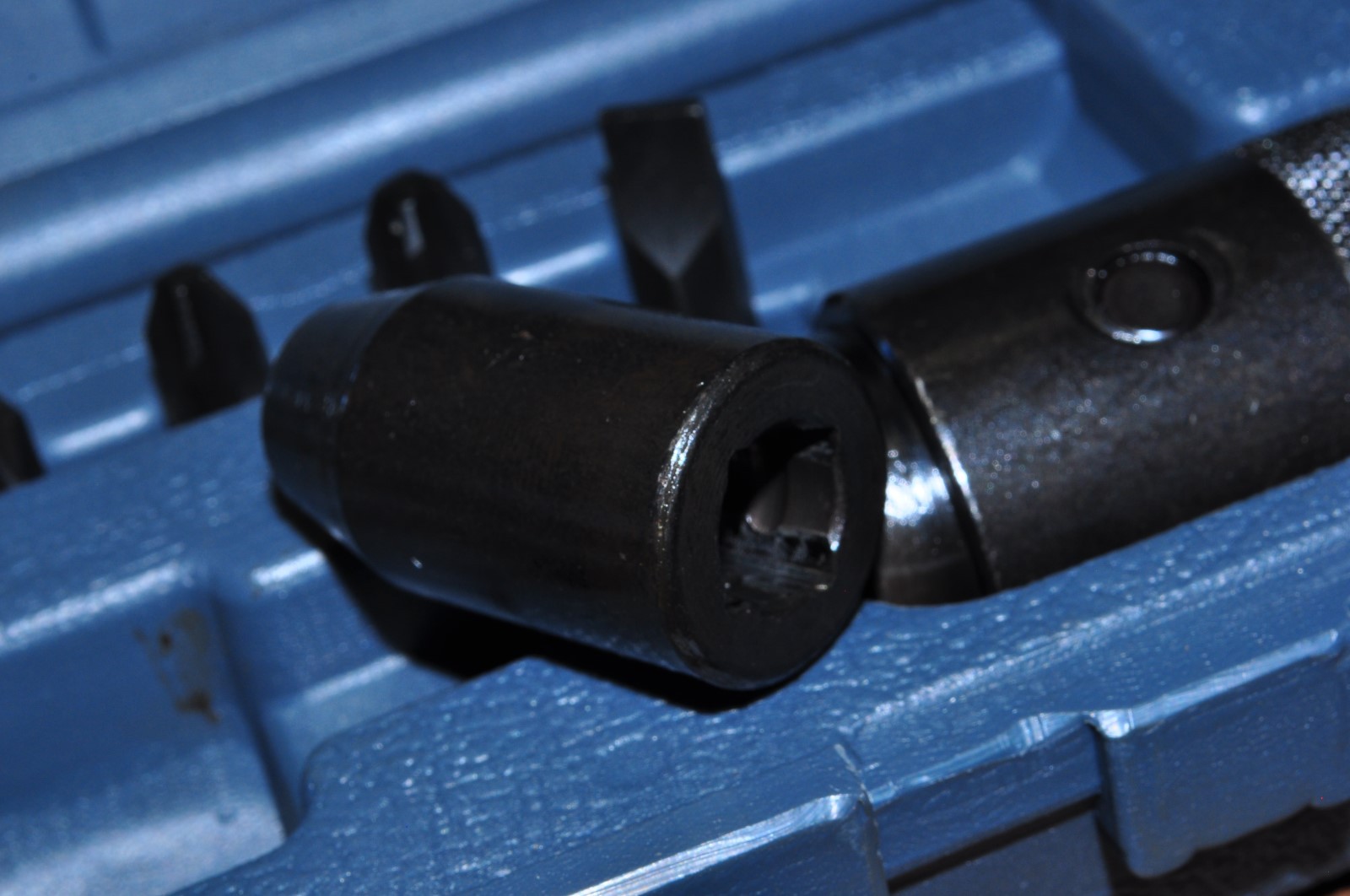 LISLE 29200 HAND IMPACT SCREW DRIVER WITH 3/8″ BIT HOLDER & 5 BITS
