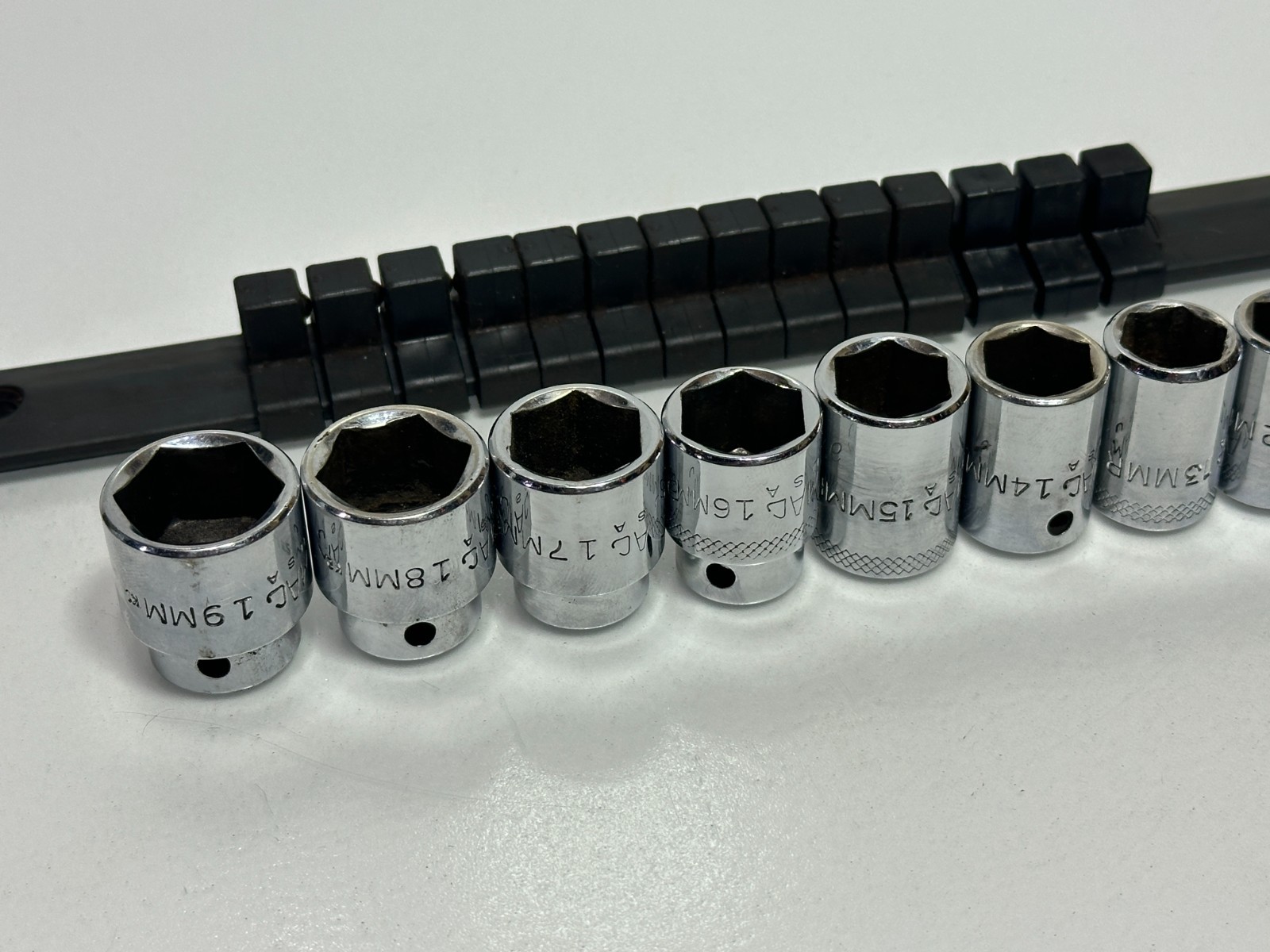 MAC Tools USA SXM146TR 3/8″ Drive 14pc Metric 6mm to 19mm Socket Set, 6 Point