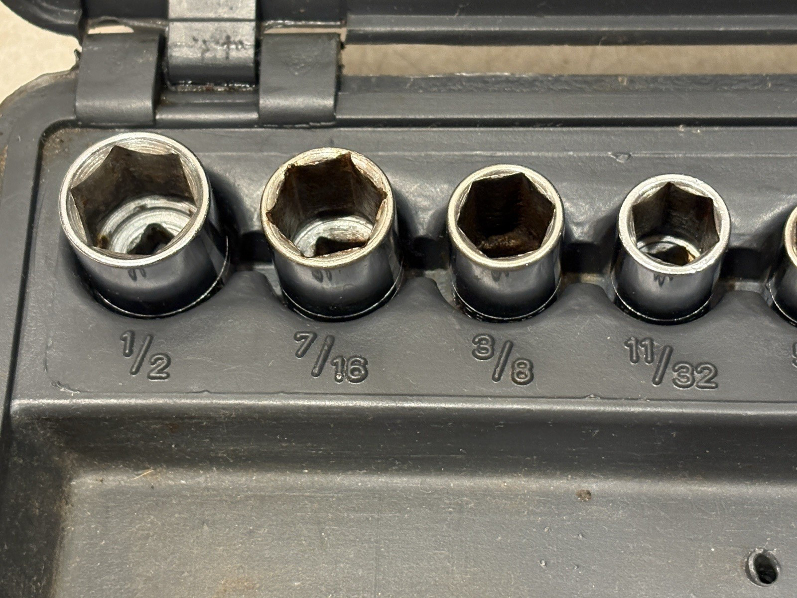 CRAFTSMAN 1/4 INCH DRIVE- SAE 6 POINT ~ 14 PIECE SOCKET SET W/GRAY PERMANEX CASE