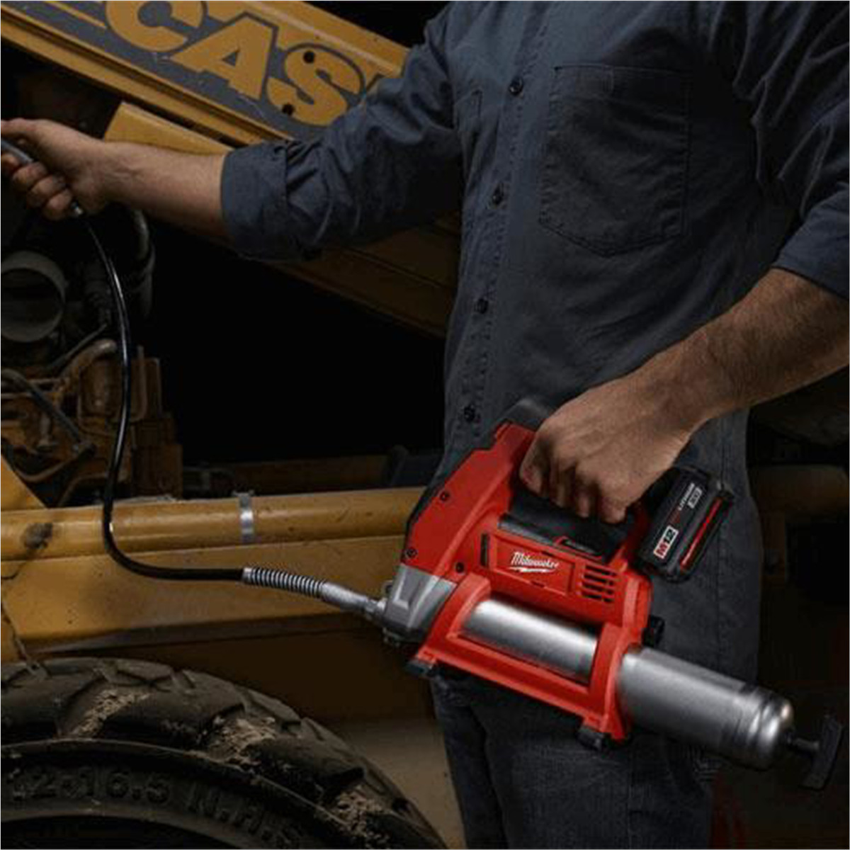 Milwaukee 2446-21XC M12 Cordless Lithium-Ion Grease Gun Kit, 8,000 PSI