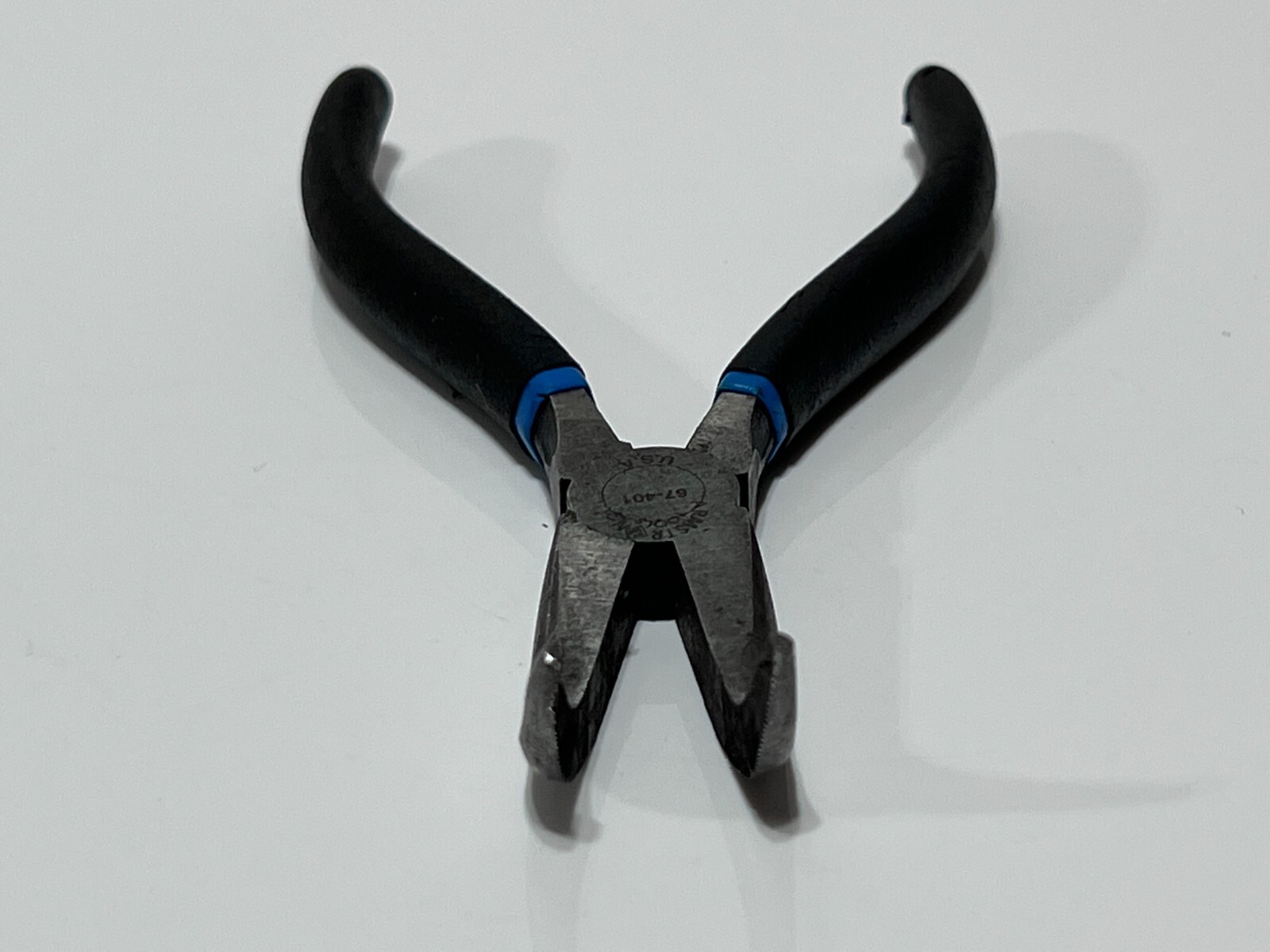 Armstrong Tools USA Made 67-401 Bent Nose Needle Nose Pliers – Black/Blue Grip