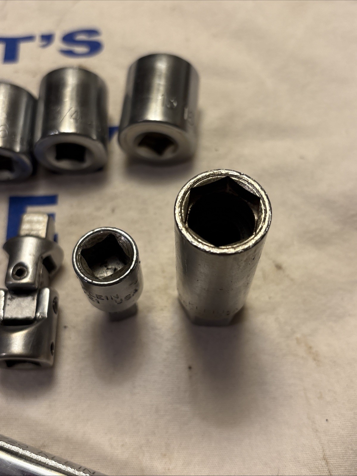 Klein Tools USA 3/8″ Drive 11pc Socket Set w/ Ratchet, Swivel, Metal Box