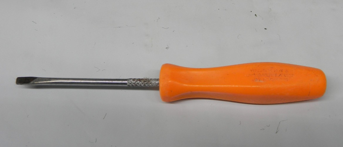 SNAP-ON 5″ LONG MINI ORANGE HARD HANDLE 1/8″ FLAT TIP SCREWDRIVER #SDD304