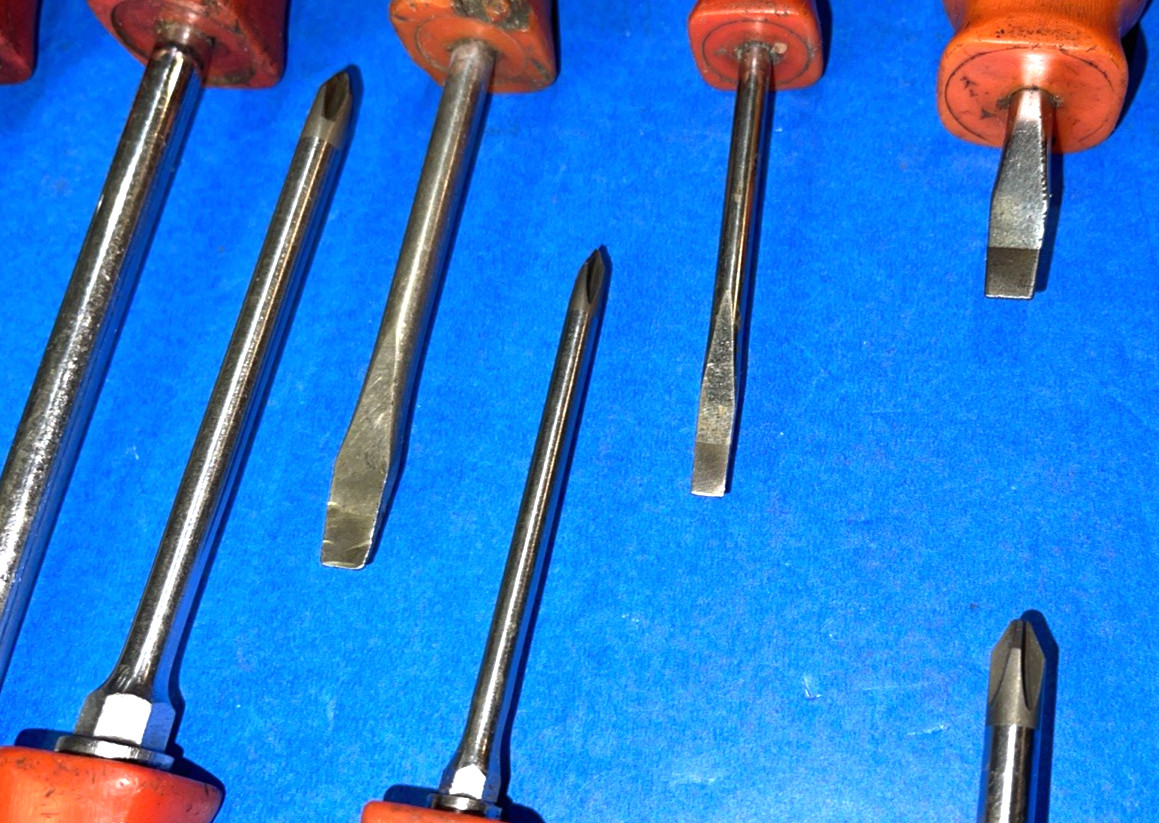 MAC TOOLS VINTAGE 9 PIECE ASSORTED RED HARD HANDLE SCREWDRIVER SET