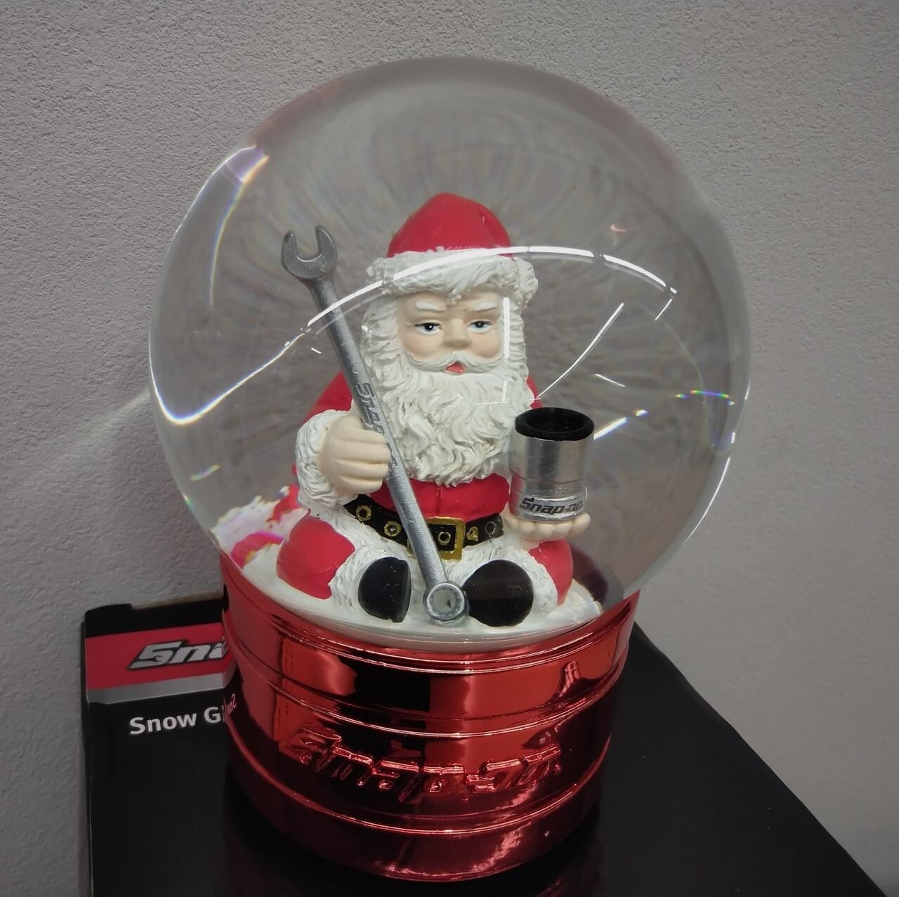 snap on collectables musical snow globe here comes santa claus new and boxed JP