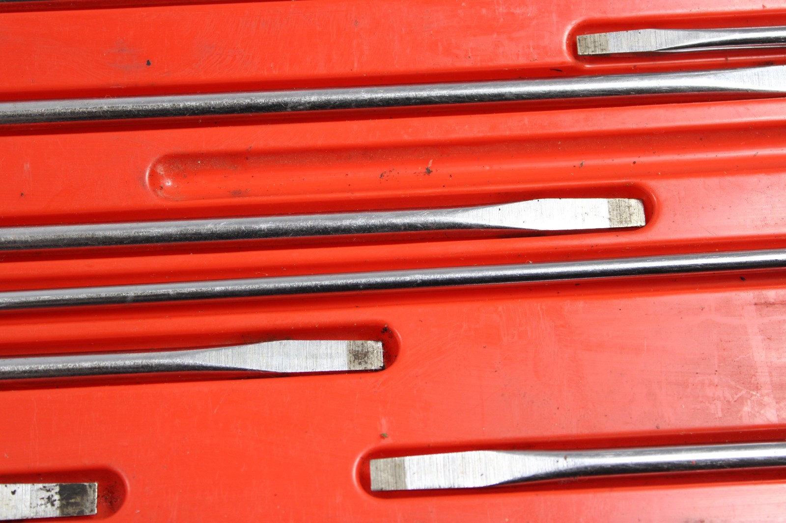 SNAP ON 8PC BLACK HARD HANDLE FLAT TIP SCREWDRIVER SET #SDD SERIES IN RED TRAY