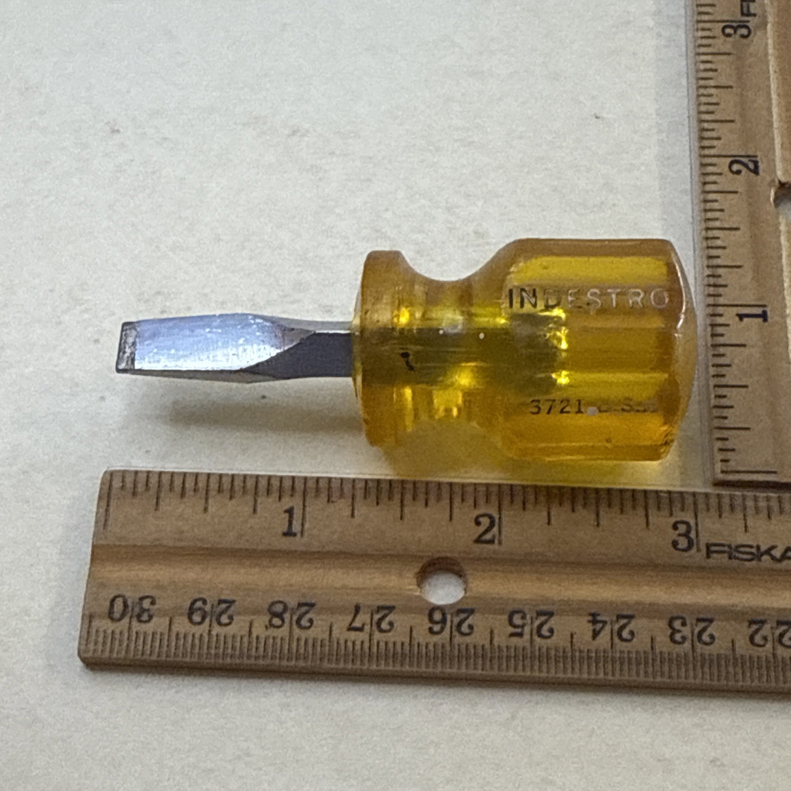 Vintage INDESTRO Amber 3721 Square Shank 1-1/4″ Stubby Flathead Screwdriver old