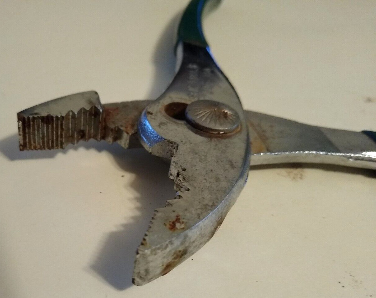 S-K – 7206 – 6-1/2″ Long Slip Joint Pliers – Soft Grip Green Handles -Pre-owned