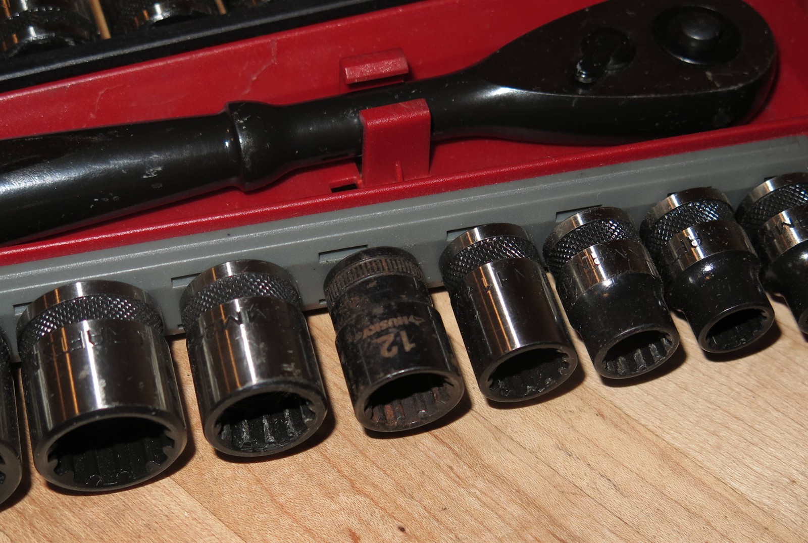 Craftsman 24963 19-Piece SAE+Metric 3/8″-Drive Ratchet Spline Socket Set – READ!