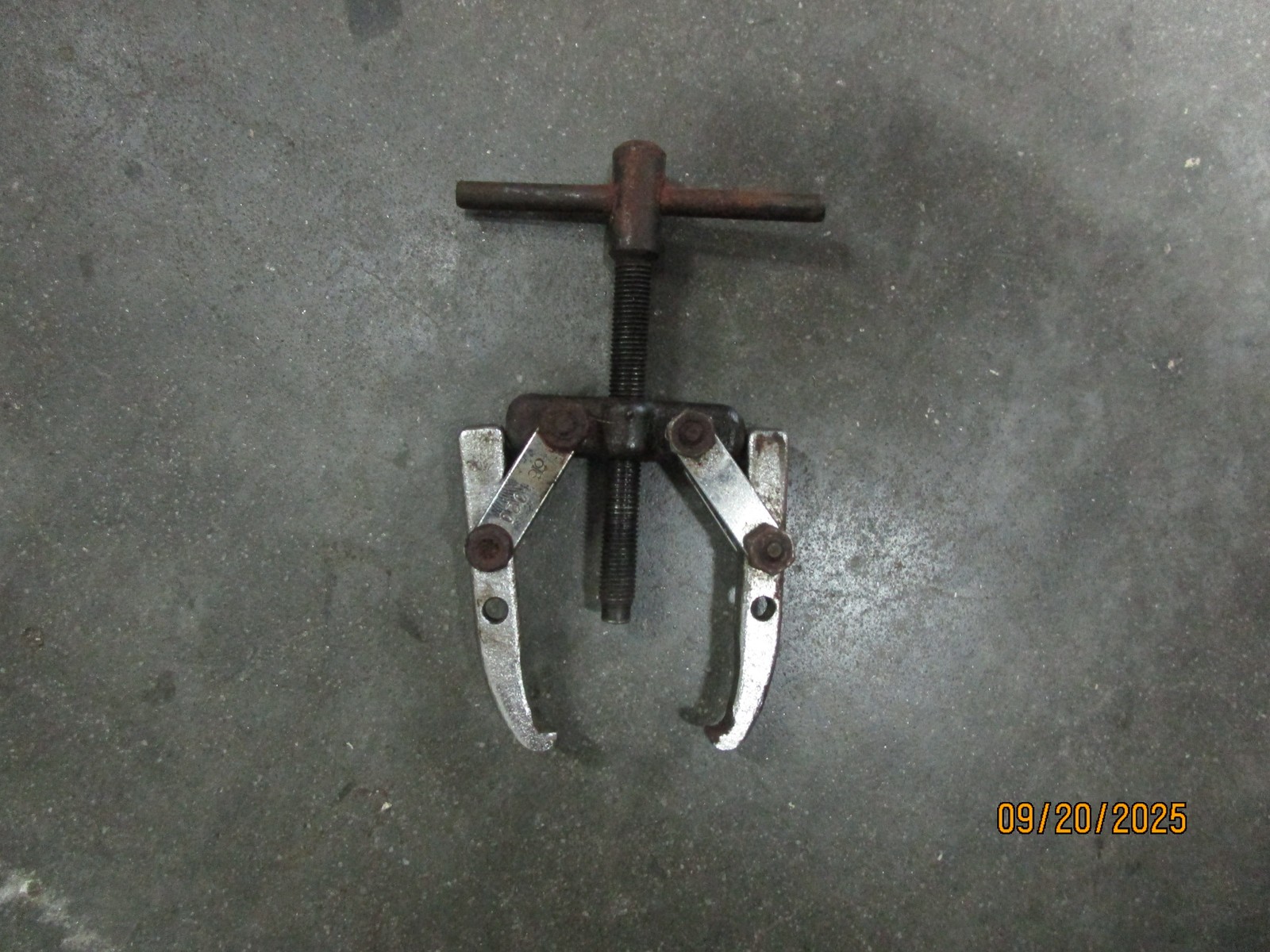 OTC 1020 1 Ton 2 Jaw Bearing Puller