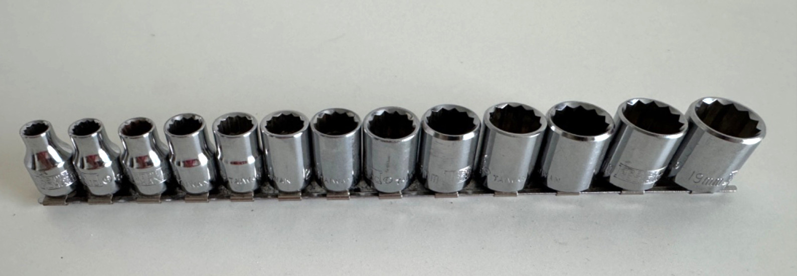 Master Mechanic 13 Piece Metric Socket Set 7-19MM Complete w/Holder 3/8″ 12 PT