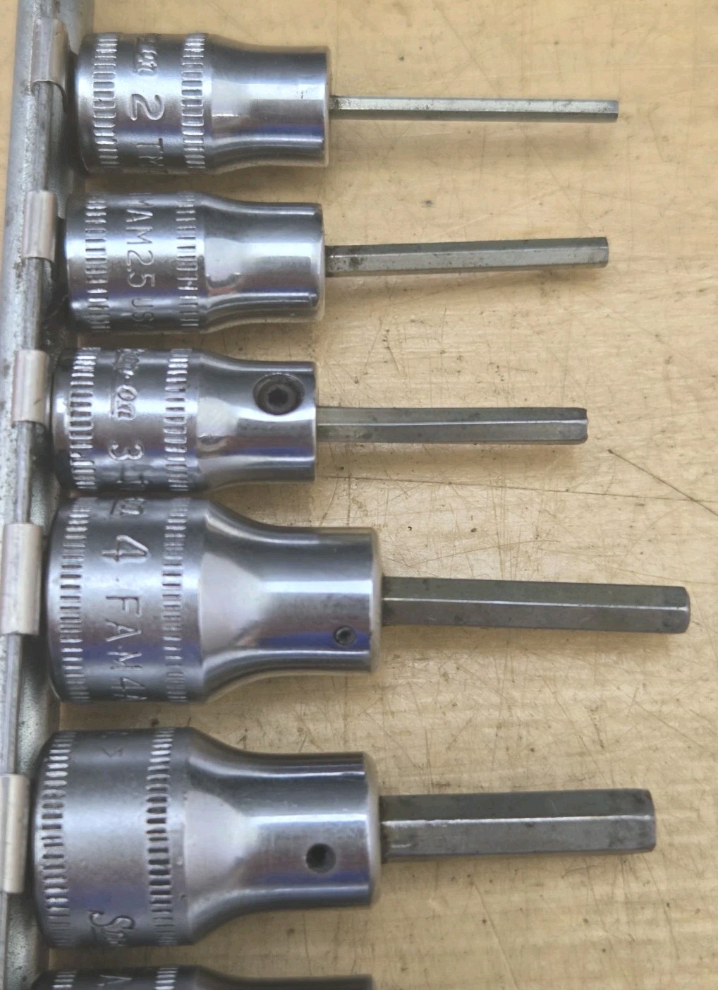 Snap On 210EFTAMY-1/4″ & 3/8″ Dr 10Pc Metric Standard Hex Bit Socket Driver Set