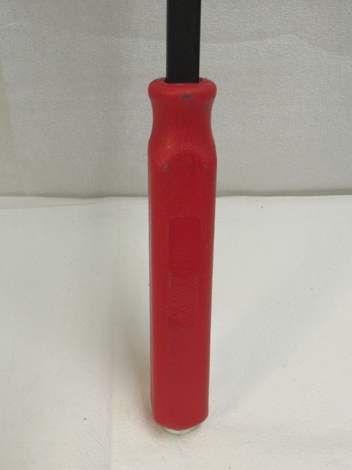 Titan 85538 – 28 Inch Strikeable Pry Bar Red Handle