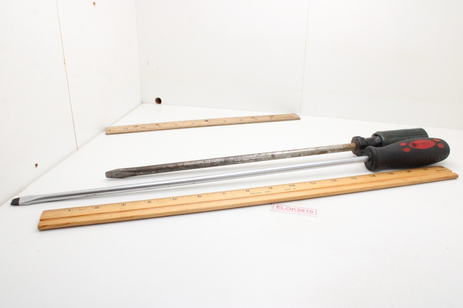 Lot of 2 Slotted/Flat Screwdrivers Long Shaft Soft Grip Heavy Duty 16″ and 12″
