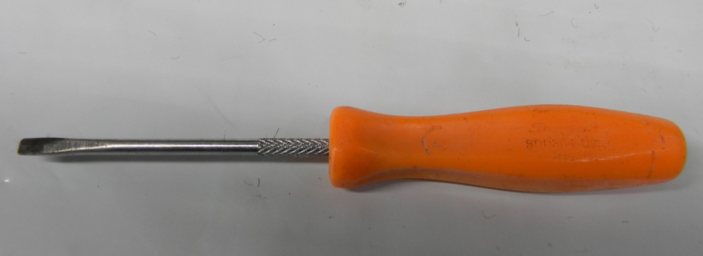 SNAP-ON 5″ LONG MINI ORANGE HARD HANDLE 1/8″ FLAT TIP SCREWDRIVER #SDD304