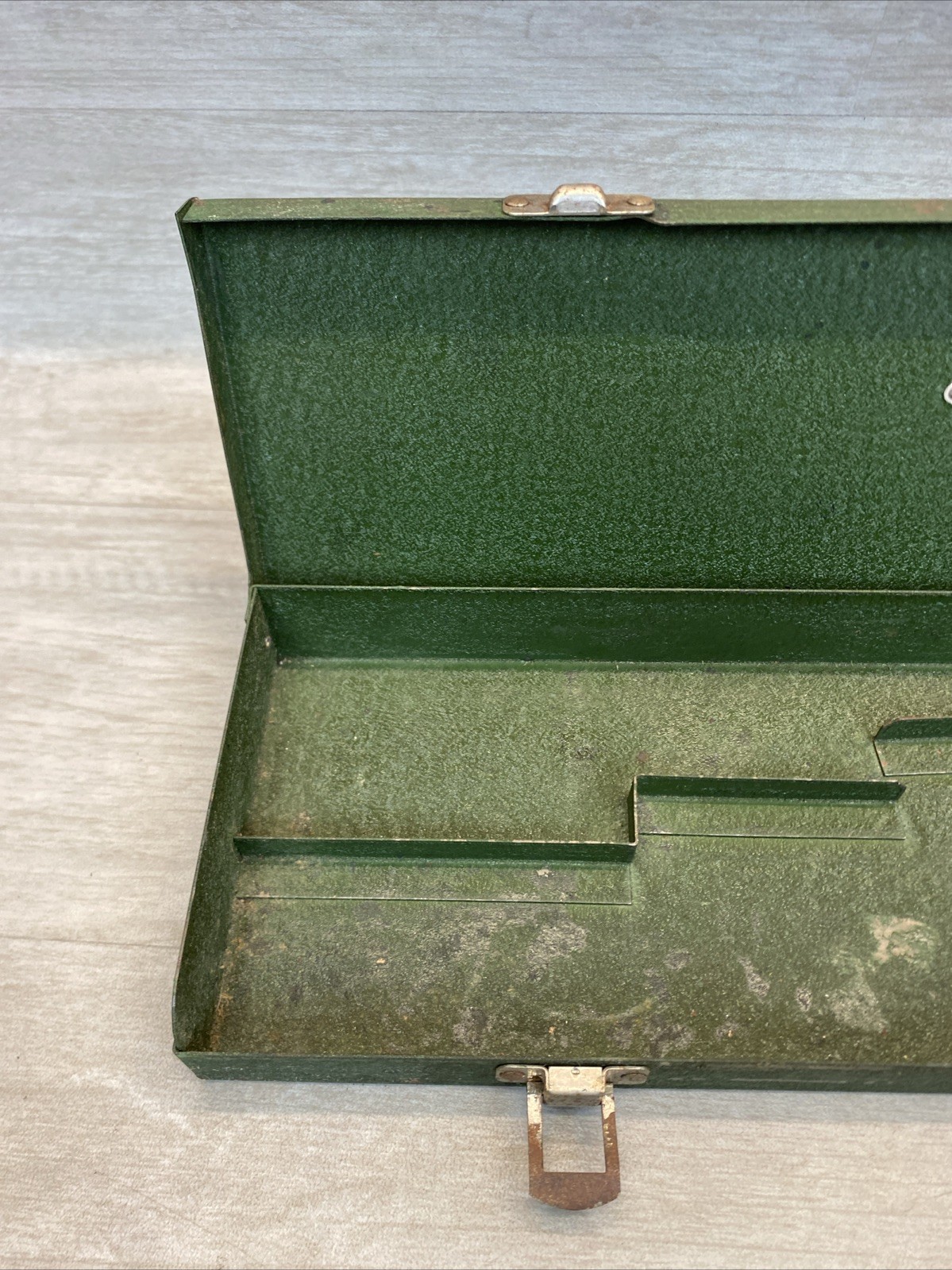 VTG S-K Tools metal toolbox with internal Dividers – Box only 17.5 Inch Large