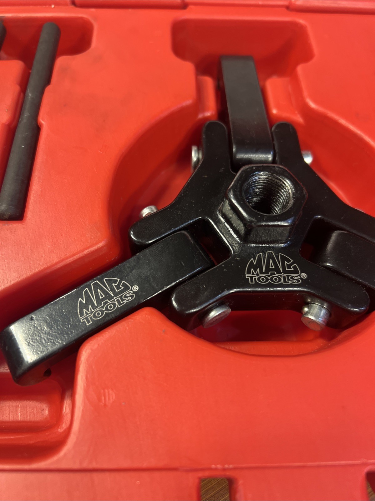 Pre-owned MAC Tools Harmonic Pulley Puller W/ 2 Push Rods HDPP9740B