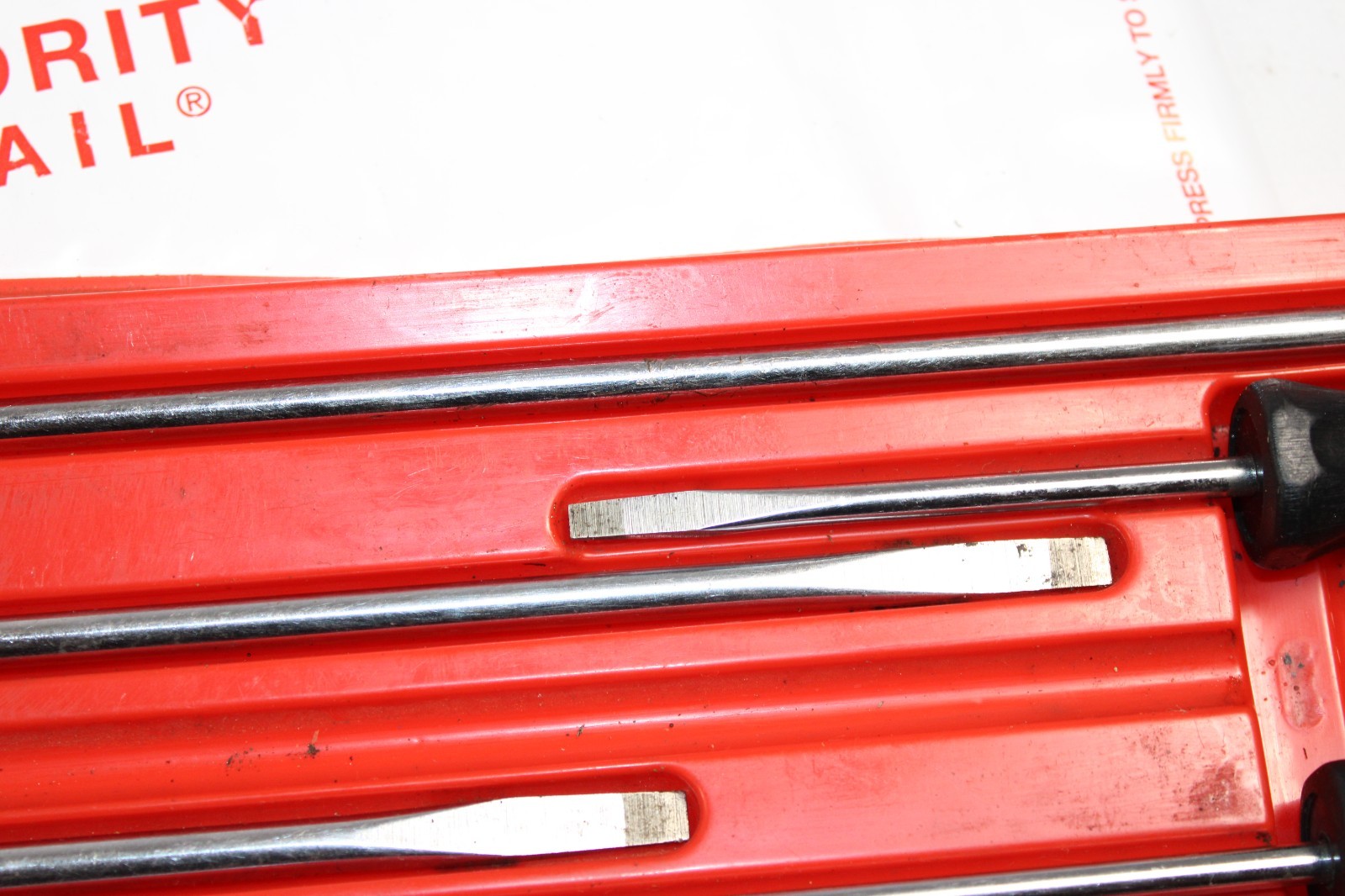 SNAP ON 8PC BLACK HARD HANDLE FLAT TIP SCREWDRIVER SET #SDD SERIES IN RED TRAY