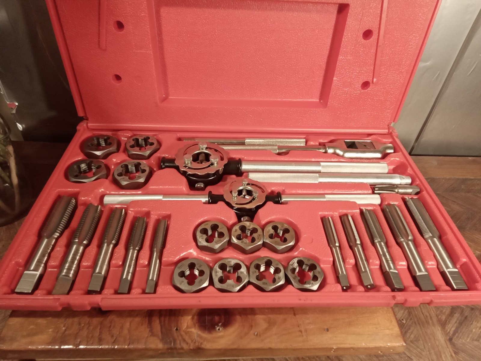Irwin Hanson 97094 25 Piece Tap and Die Set 9/16 to 1″ Sizes