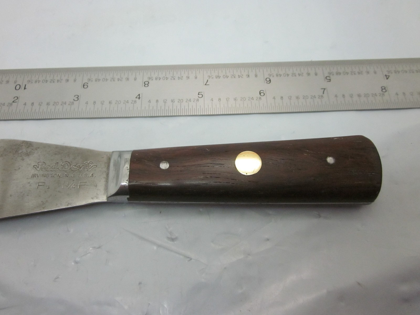 Red Devil 1&1/4″F Flexable Putty Knife Wood Handle 3 Pins USA 1940’s~1950’s Era