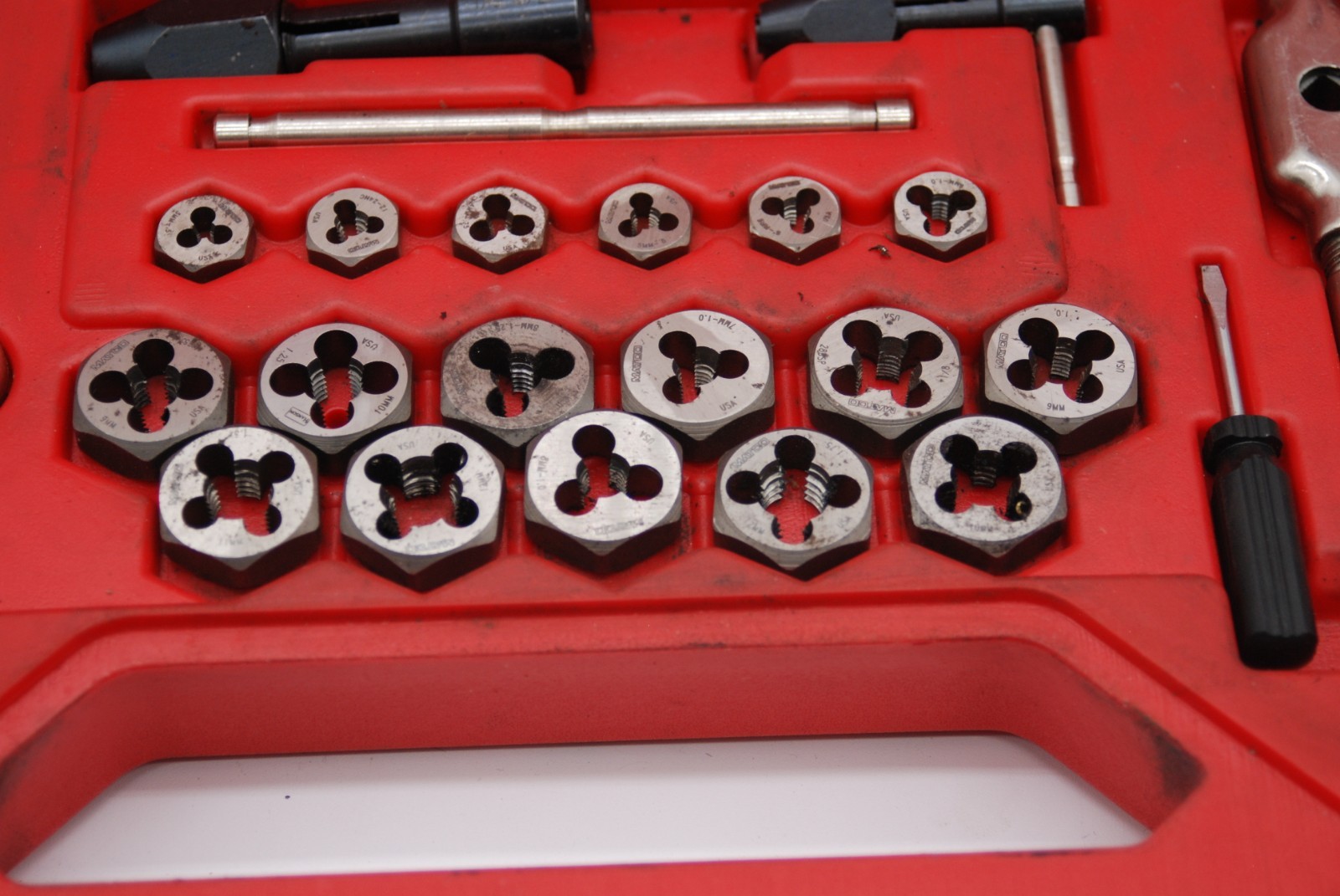 Matco Tools 76pc Machine Screw SAE & Metric Tap & Die Threading Set 676TD