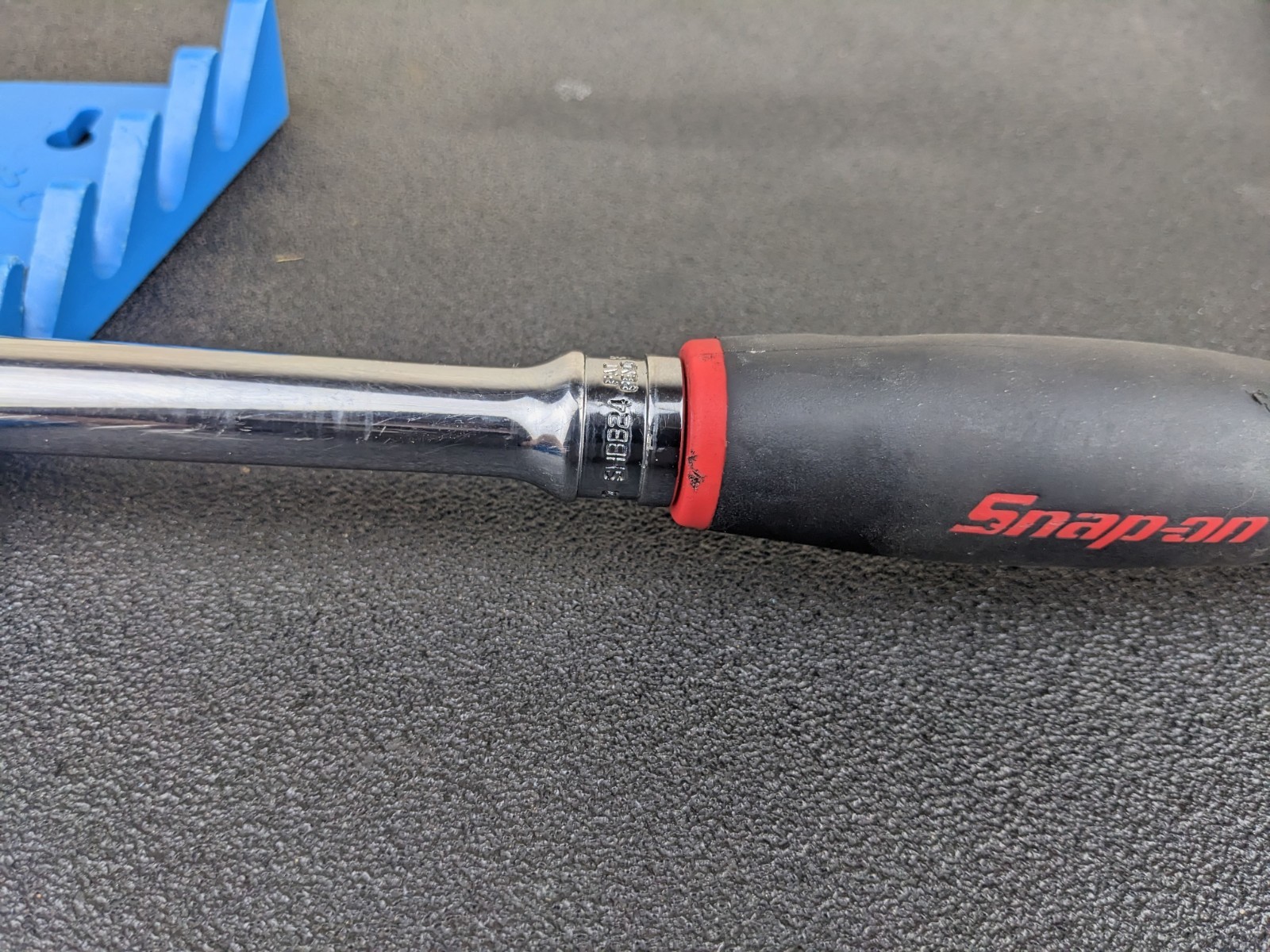 #bo673 Snap On Tools SHBB24 1/2″ Drive 24″ Soft Grip Handle Breaker Bar RED