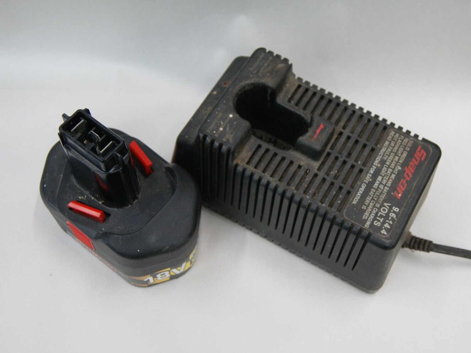 Snap-On Versavolt CTFL918 Cordless Fluorescent Work Light Battery Charger SH6010