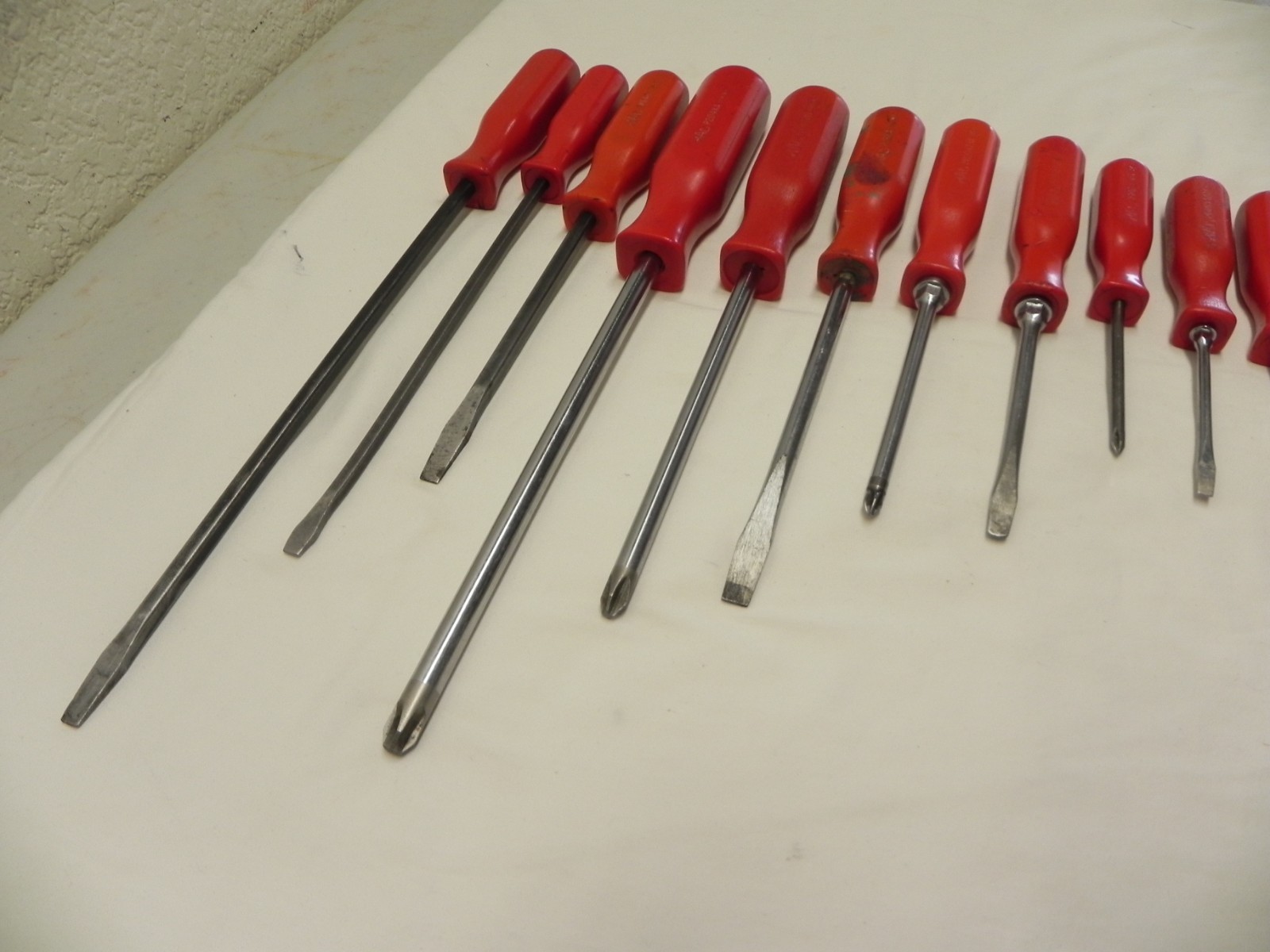 Mac Tools Vintage 15 Piece Flat Tip & Phillips Head Red Screwdriver Set