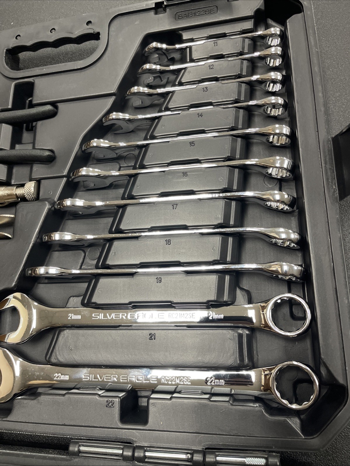 Matco Tools SAB122SE 122 PIECE 1/4″ & 3/8″ DRIVE SILVER EAGLE® MASTER TOOL SET