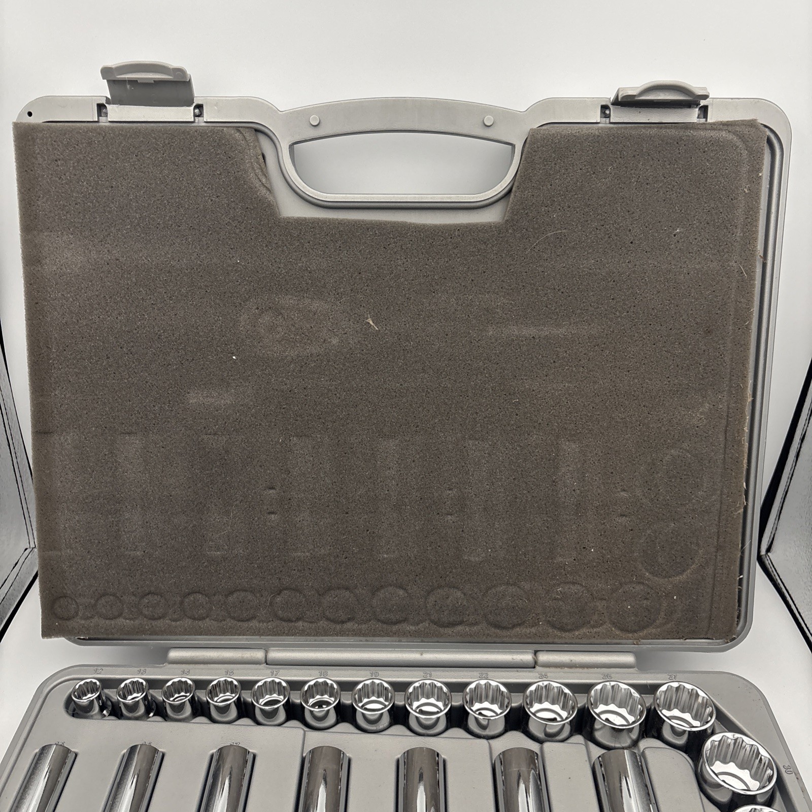 JOHN DEERE 25 PIECE 1/2-IN. DRIVE SAE SOCKET SET PT20989 Blow Molded Case