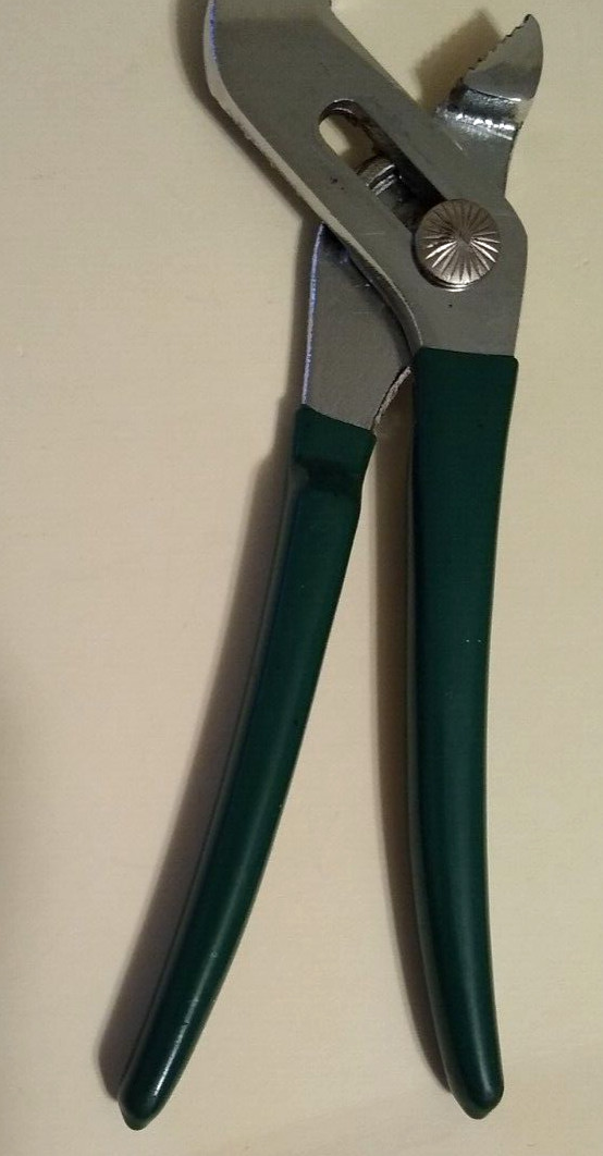 S-K – 7507 – 6-1/2″ Long – Adjustable Slip Joint Pliers – Green Grip – Pre-owned