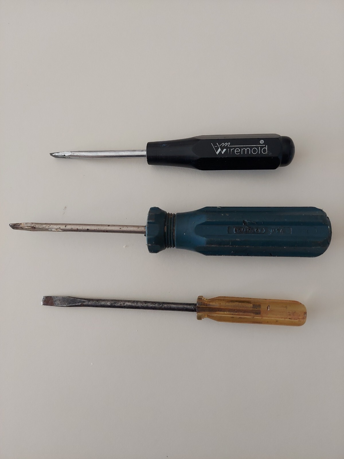 LOT OF THREE FLAT HEAD SCREWDRIVERS STANLEY, WIREMOLD