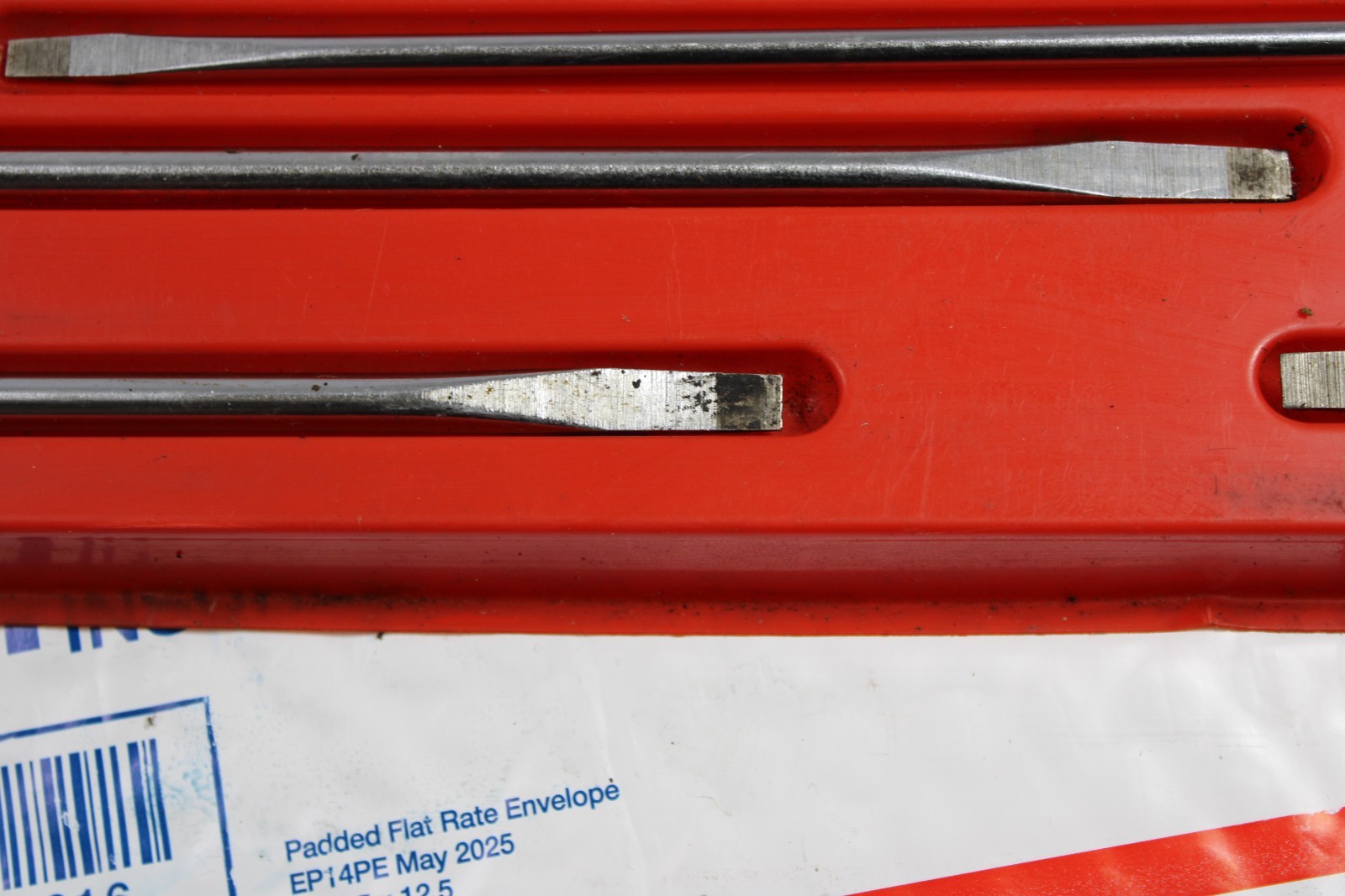 SNAP ON 8PC BLACK HARD HANDLE FLAT TIP SCREWDRIVER SET #SDD SERIES IN RED TRAY