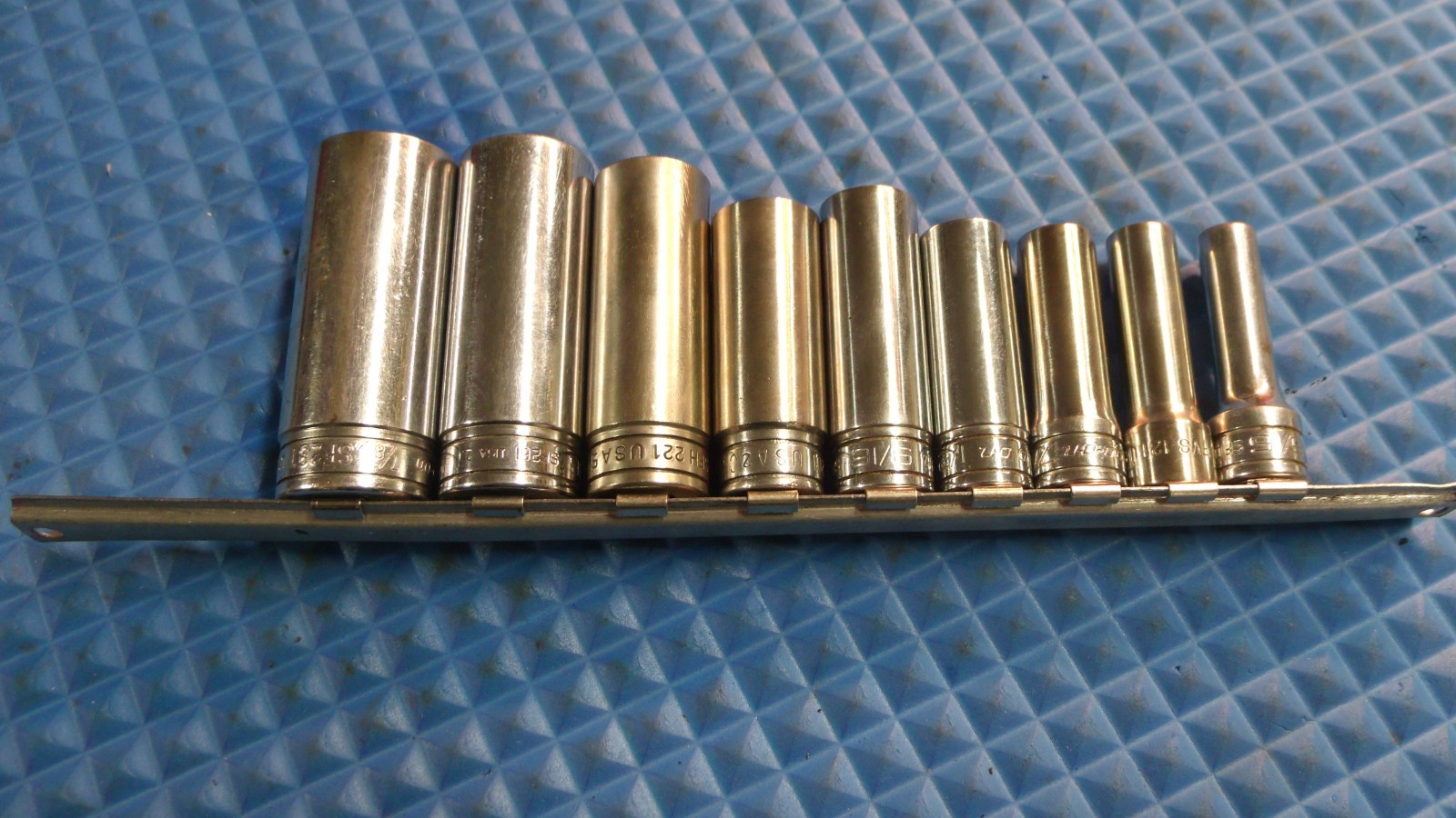 9 PCS. «SNAP-ON» U.S.A. 3/8″ DRIVE 12 POINT DEEP SOCKETS: 5/16 – 7/8″ ON CLIP