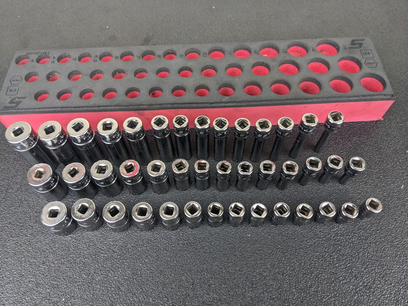 #bn598 Snap-On Tools 142STMMSYFR1 42pc 1/4″ Drive 6-Point Metric Foam Socket Set