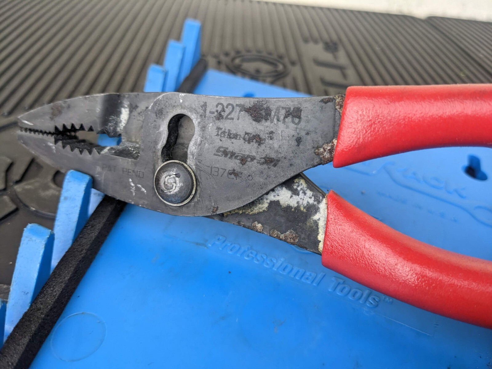 #av992 Snap On Tools USA 8-1/4″ Red Talon Grip Long Slip Joint Pliers 137CF