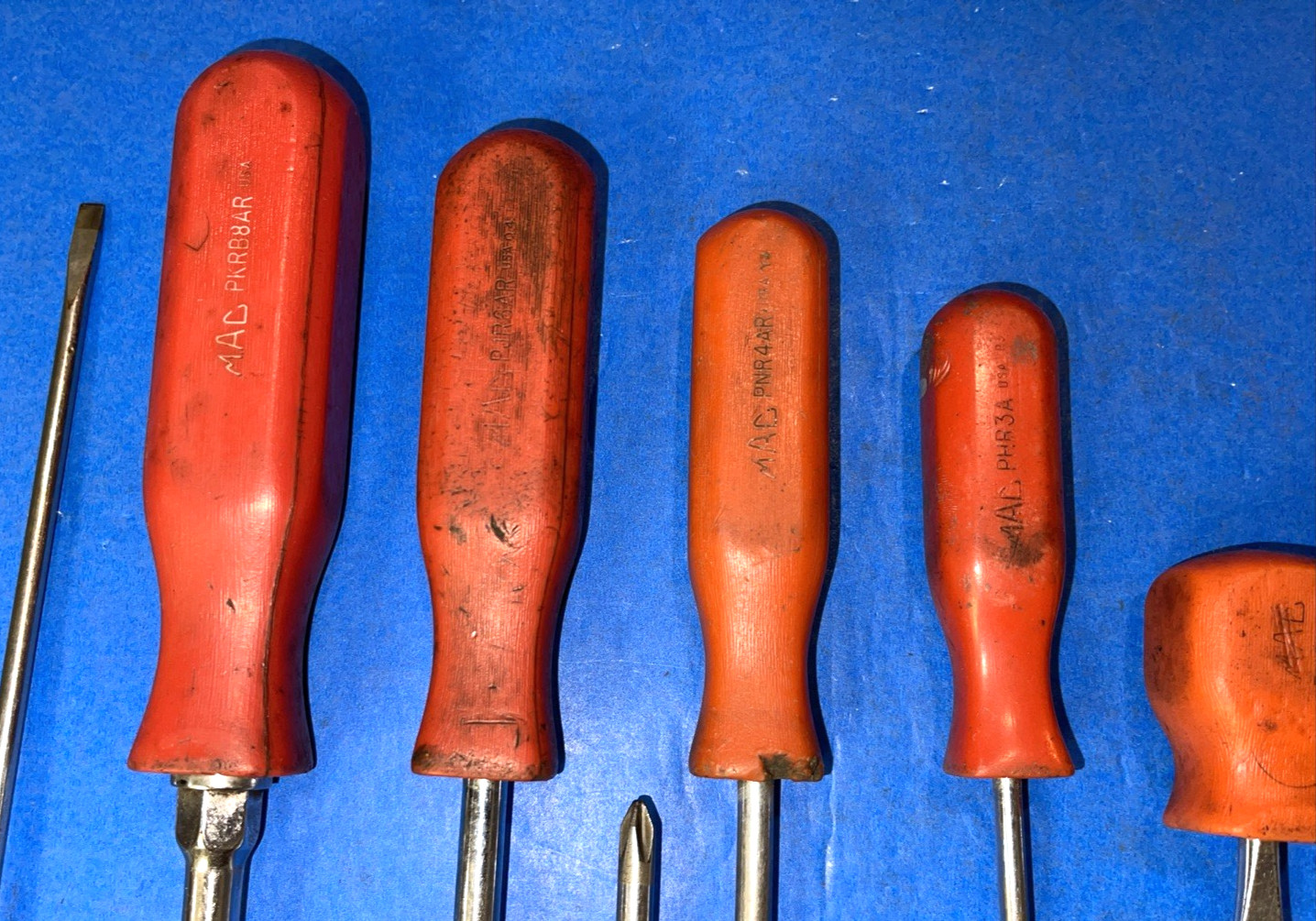 MAC TOOLS VINTAGE 9 PIECE ASSORTED RED HARD HANDLE SCREWDRIVER SET
