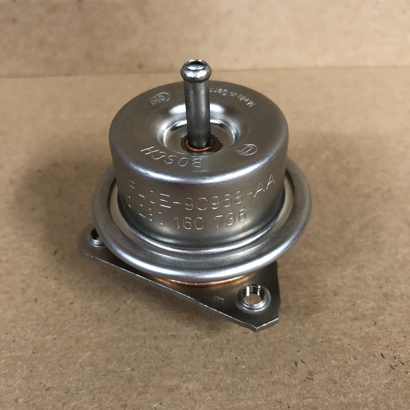 NOS FORD OEM 5.0L 5.8L 7.5L Fuel Pressure Regulator Kit F4CZ-9C968-A Complete