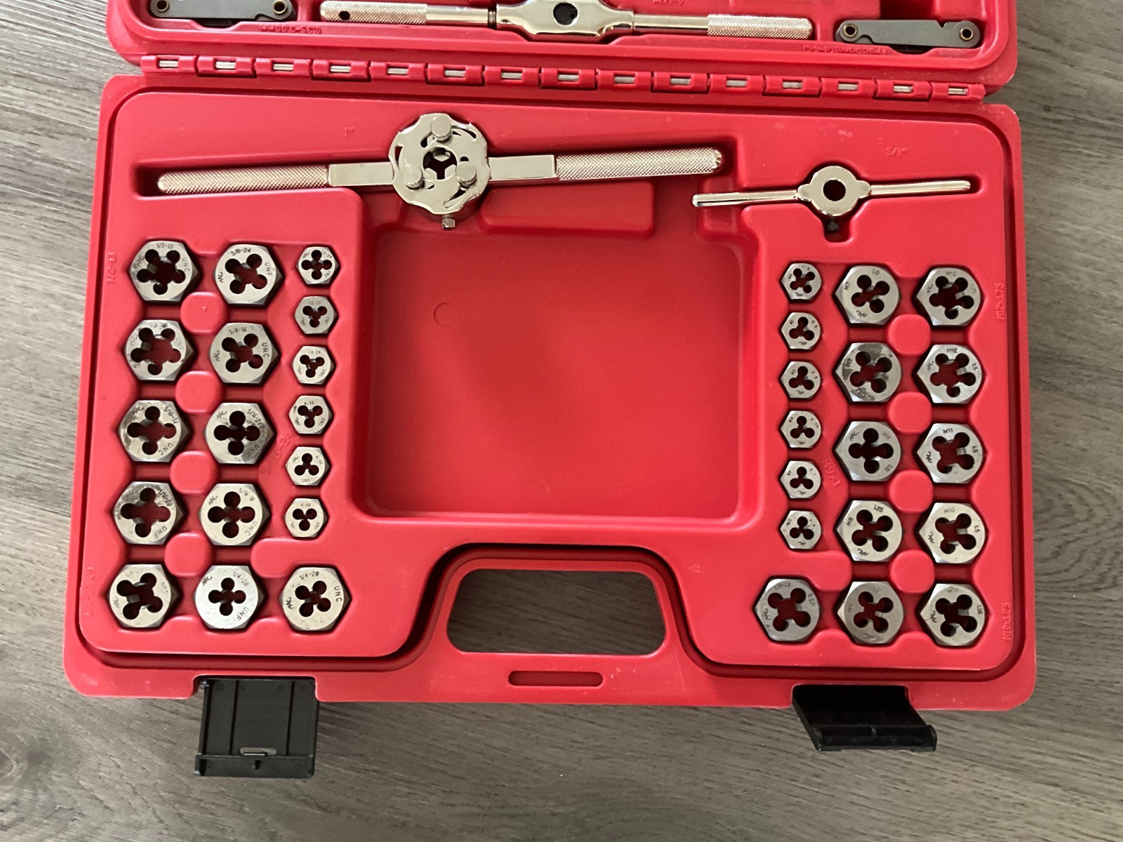 MAC Tools TD76COMBOS-US 76-PC SAE & Metric Tap and Hex Die Set. Retails for $545
