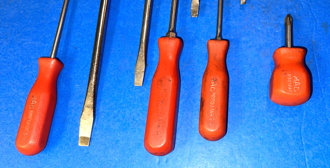 MAC TOOLS VINTAGE 9 PIECE ASSORTED RED HARD HANDLE SCREWDRIVER SET
