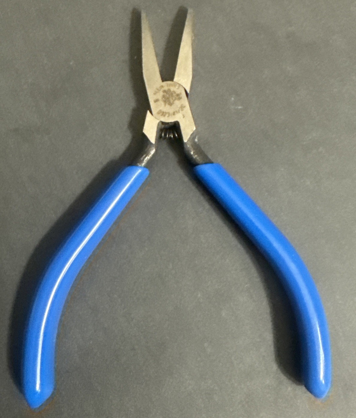 1996 VINTAGE KLEIN TOOLS MIDGET FLAT LONG NOSE PLIERS D323 4-1/2C RARE NOS USA