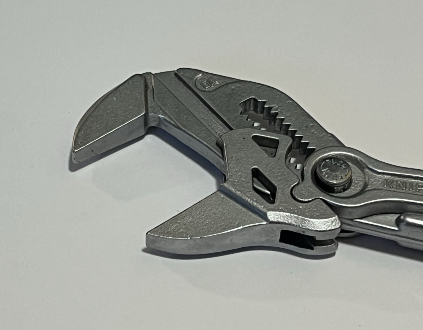 Knipex 7″ Pliers Wrench 86 03 180 1-3/8″ Smooth Jaws Pliers Made in Germany